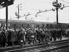 italie, lombardie, milan, travailleurs de banlieue à la gare de lambrate, 1962