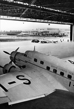 italie, milan, avion dans un hangar, linate, 1950 1960