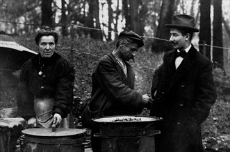 italie, milan, vendeurs de rue vendant des châtaignes, 1910