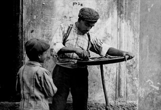 italie, milan, vendeur de marrons, 1910