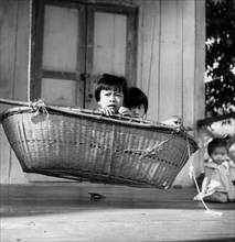 malaisie, singapour, enfants chinois dans le berceau suspendu typique, 1959