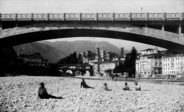 italie, veneto, le vieux pont de bassano del grappa sur les rives de la rivière brenta, 1910 1920