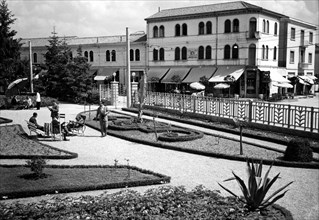 italie, veneto, abano terme, jardin de l'établissement des deux tours, 1920 1930