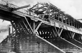 italie, veneto, le vieux pont de bassano del grappa après la guerre, 1945 1950