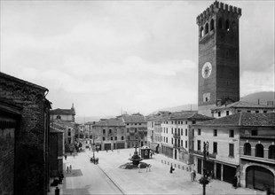 italie, veneto, bassano del grappa, vue de la piazza garibaldi, 1945