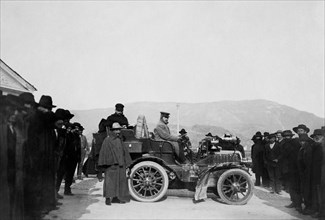 italie, bassano del grappa, groupe d'hommes autour d'une voiture, 1900 1910
