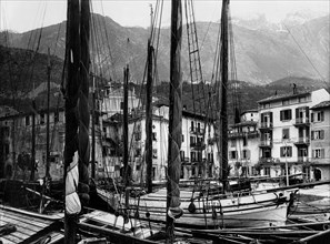 italie, malcesine, vue du port sur le lac, 1930
