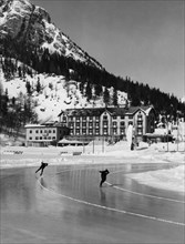 italie, veneto, auronzo, patinoire sur le lac misurina, 1955