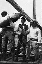 italie, sardaigne, groupe de pêcheurs, 1920 1930