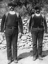 italie, sardaigne, deux hommes en costume traditionnel, 1910 1920