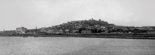 italie, sardaigne, cagliari, vue de la ville depuis la mer, 1920 1930