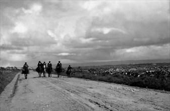 italie, sardaigne, alghero, hommes à cheval dans la plaine de campeda, années 1920