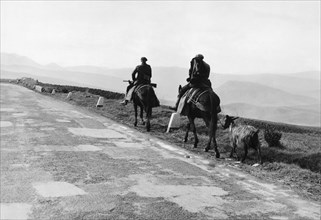italie, sicile, palma di montechiaro, hommes à cheval, 1967