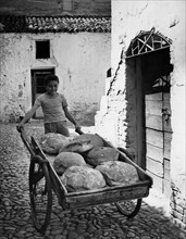 italie, basilicata, un enfant portant du pain, 1950 1960