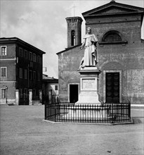 italie, toscane, certaldo basso, piazza solferino avec la statue de boccaccio et l'église de san tommaso