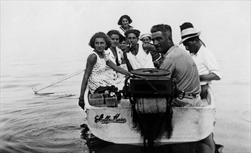 italie, toscane, dans la mer au large de l'île de capraia, un groupe de personnes dans un bateau, 1920 1930