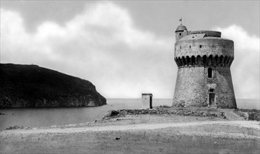 italie, toscane, île de capraia, la tour de guet surplombant la mer, 1947