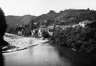 italie, toscane, bagni di lucca, vue de la ville sur le ruisseau lima, L 00369