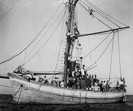 italie, toscane, île de capraia, bateau touristique ancré dans le golfe de saline, 1920 1930