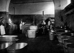 italie, toscane, castelnuovo berardenga, ouvriers à l'intérieur du moulin à huile chigi saracini, 1920 1930