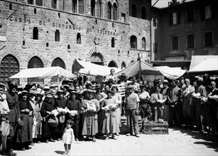 italie, toscane, calci, paysans lors de la distribution de coqs de race devant la certosa di calci, 1920 1930