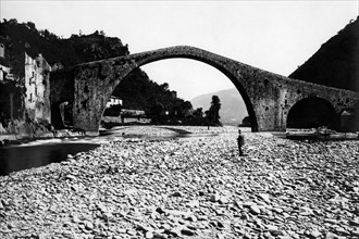 italie, toscane, borgo a mozzano, le pont du diable sur le fleuve serchio, 1920 1930
