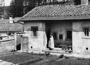 italie, toscane, camaldoli, un frère devant une cellule du saint ermitage, 1920