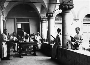 italie, toscane, camaldoli, moines pendant la fabrication de la liqueur lacrima d'abeto, 1920 1930