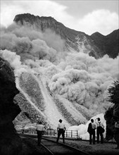 italie, toscane, carrara, ouvriers faisant sauter une mine dans la carrière, 1920 1930