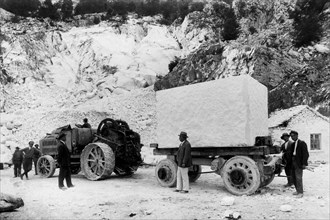 italie, toscane, carrara, transport d'un gros bloc de marbre de la carrière de granolesa, 1920 1930