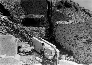 italie, toscane, carrara, lzzatura à la main d'un bloc de marbre, 1930 1940