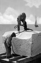 italie, toscane, carrara, ouvriers au travail dans le port, 1930
