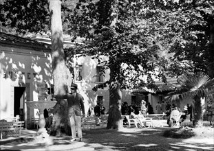 italie, toscane, sienne, chianciano terme, la source d'eau diurétique dans le parc de l'établissement thermal, années 1920