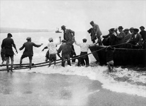 italie, calabre, le retour des randonneurs revenant de la pêche au thon en calabre, 1926