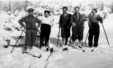 italie, trentino, un groupe de skieurs tci à san martino di castrozza, 1932