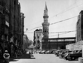 arabie, mecque, une route longeant la grande mosquée et son minaret, 1953