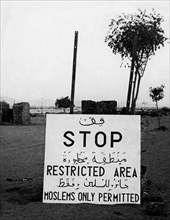 arabie, arabie saoudite, mecque, panneau indiquant le début de la zone interdite, 1953
