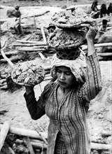 asia britannica, borneo, un chercheur d'or porte du sable à tamiser, 1955