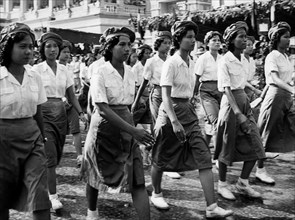 pnom penh, parade de jeunes filles cambodgiennes en uniforme, 1957