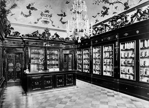 toscane, florence, une pièce de l'atelier de parfumerie-pharmacie de santa maria novella, 1900 1910