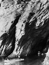toscane, île d'elbe, un couple dans un bateau sur les rochers, 1910 1920