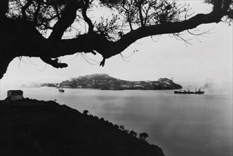 toscane, livorno, vue de l'île d'elbe depuis portoferraio, 1930