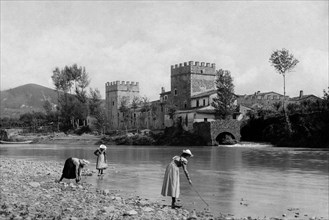 toscana, fiesole, femmes sur les rives de l'arno près du château de compiobbi, 1910 1920