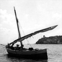 toscane, île d'elbe, marina di campo, pêcheurs dans un bateau, 1947