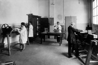 florence, leçon d'accord et de réparation de piano dans un atelier de l'istituto casa dei ciechi, 1920 1930