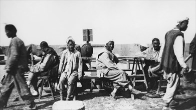 chine, raid beijing-paris, coolies arrêtés à une halte, 1907
