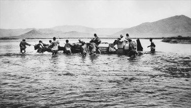 mongolie, raid pekin-paris, l'itala pendant la traversée de la rivière iro, 1907