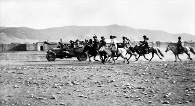 mongolie, raid beijing-paris, le gouverneur chinois de la mongolie dans la voiture suivi des officiers de son escorte, 1907