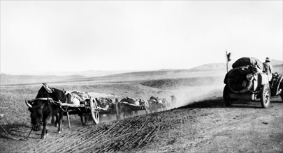 mongolie, raid beijing-paris, rencontre de l'itala avec une caravane de chariots, 1907
