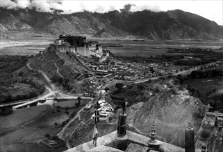asie, tibet, le potala à lhasa, palais-forteresse siège d'hiver du dalai lama, 1950